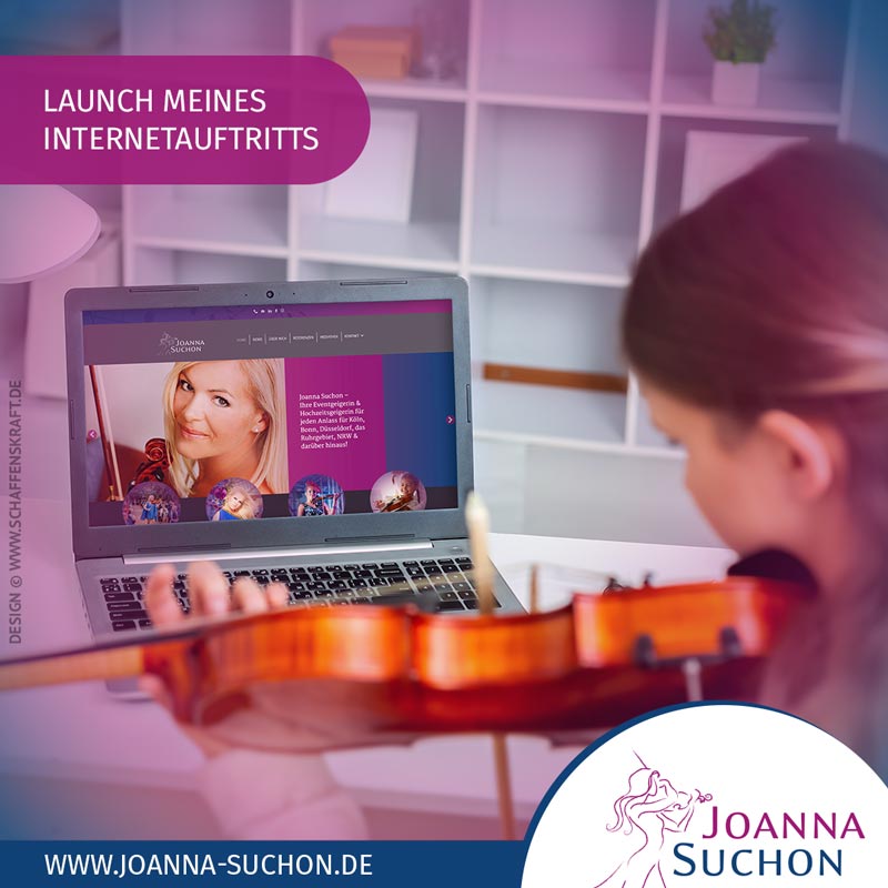 Frau spielt Geige vor Laptop mit Website