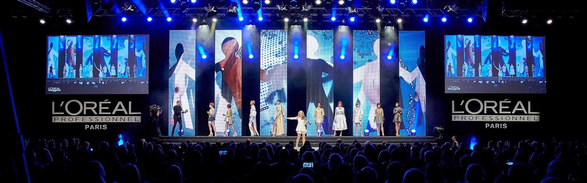 L’Oréal Modenschau mit Models auf beleuchteter Bühne