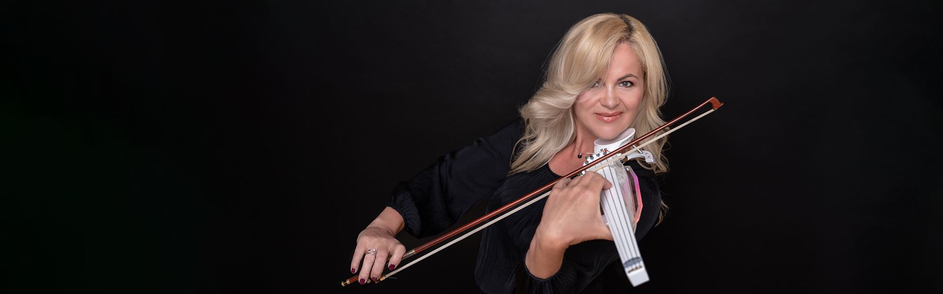 Joanna Suchon mit weißer e-Geige