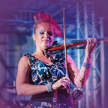 Frau spielt leidenschaftlich Geige auf der Bühne