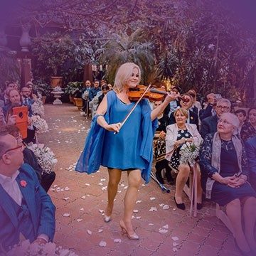 Geigerin spielt bei einer eleganten Hochzeit