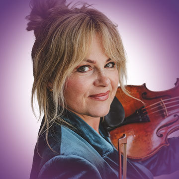 Frau mit Geige vor violettem Hintergrund