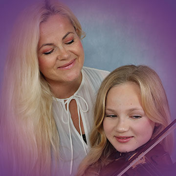 Frau und Mädchen spielen gemeinsam Geige