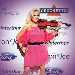 Frau mit Geige auf rotem Teppich