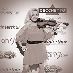 Frau mit Geige auf Veranstaltung