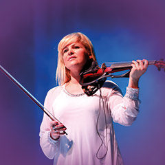 Frau spielt Geige auf der Bühne