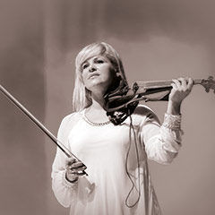 Frau spielt Geige auf Bühne