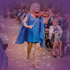 Geigerin spielt bei einer Hochzeit im Garten