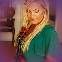 Frau mit Violine im warmen Licht