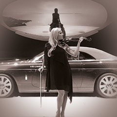 Frau spielt Geige vor Luxusauto