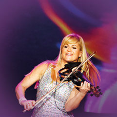 Frau spielt Geige auf der Bühne