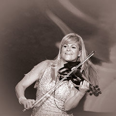 Frau spielt Geige auf der Bühne